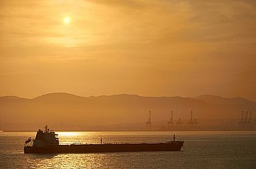 Dva ropné tankery začaly po srážce u Singapuru hořet, hrozí únik ropy