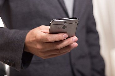 Evropa sedí na pokladu z odpadu. Staré mobily a baterie mohou nahradit polovinu dovozu surovin