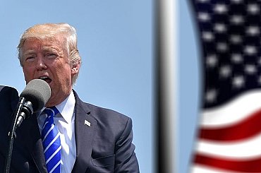 Trump zavádí dodatečné clo na dovoz z Indie kvůli nákupům ruské ropy