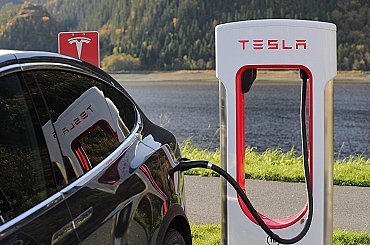 Tesla definitivně ztrácí korunu, BYD prodalo 2,26 millionu elektromobilů