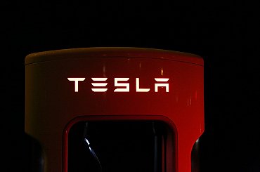 Pokuta milion a čtvrt denně. Ambicióznímu výrobci elektromobilů hrozí postih za klamavou reklamu