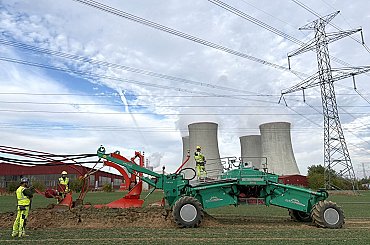 EG.D modernizuje síť na Třebíčsku. U Dukovan poprvé v Česku využije při pluhování trojpotah