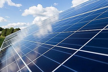 Fotovoltaická elektrárna ČEZ v Hodoníně po obnově zabírá méně místa