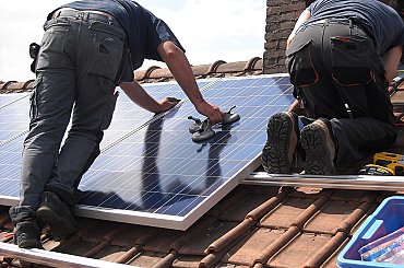 Fotovoltaiku na&nbsp;střeše je třeba pravidelně servisovat, jinak hrozí ztráta záruky i&nbsp;pojistky. Stačí co tři roky