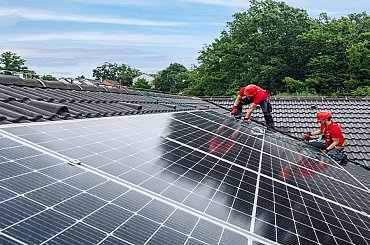 Francouzská vláda zvažuje snížení ambicí pro solární a větrné elektrárny