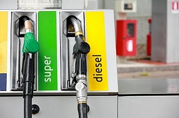 Benzin i nafta jsou v Česku nejlevnější za několik let