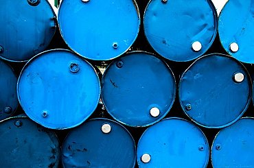 Ropa zlevňuje, polevily obavy z dopadů napětí na Blízkém východě na dodávky