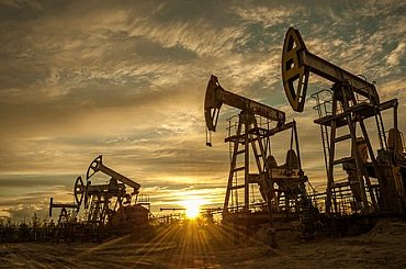 Těžba kartelu OPEC v květnu po dobrovolných škrtech klesla, uvádí Reuters