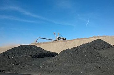 Evropa na zimu hromadila uhlí. Teď ho má moc, prodává ho do Asie
