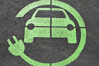 Dobíjecí síť pro elektroauta se rozšířila o desítky stanic, potřebám stačí