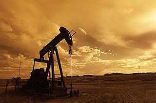 Ropa zlevňuje před očekávaným zvýšením dodávek od skupiny OPEC+